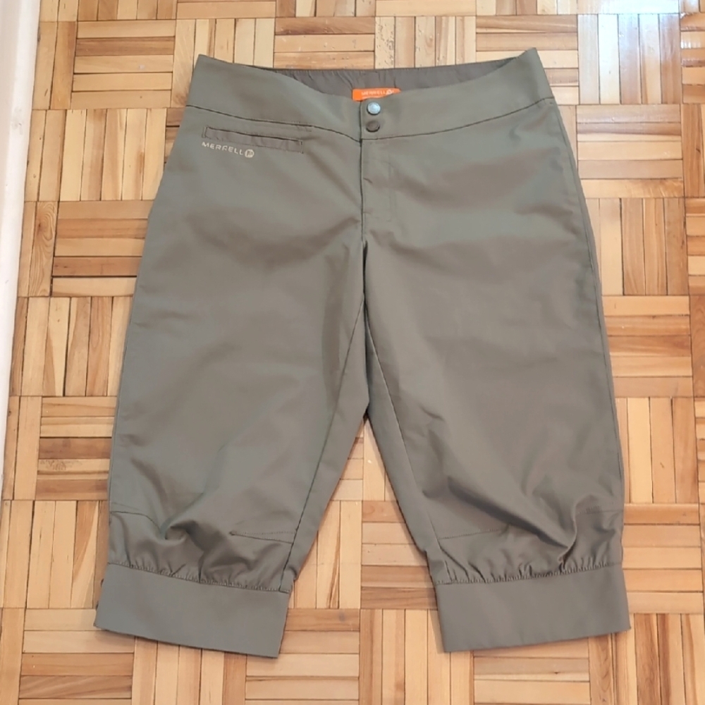 Merrell Women's Shorts Size 8 Bermuda Green Flat Front Banded Snap Cuffs